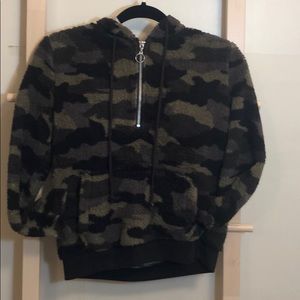Camo Cropped Hoodie with Pockets